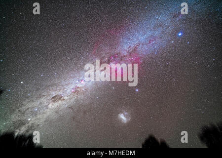 La Vía Láctea en el cielo del hemisferio sur. Foto de stock