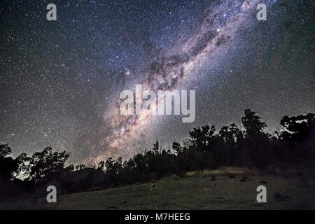 La Vía Láctea del sur y centro galáctico aumentando en Australia. Foto de stock
