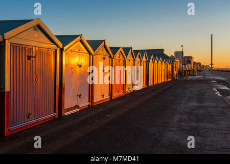 Colorido Brighton Beach hut casa de playa a lo largo de la costa de Brighton Pier.