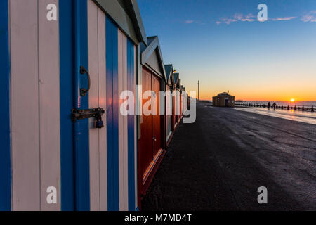 Colorido Brighton Beach hut casa de playa a lo largo de la costa de Brighton Pier.