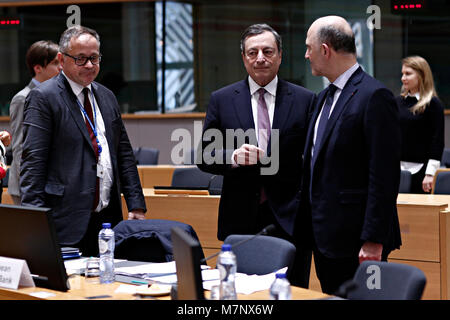Bruselas, Bélgica. 12 de marzo de 2018. El Presidente del Banco Central Europeo, Mario Draghi, durante una reunión del Eurogrupo en el edificio del Consejo de la UE en Bruselas, Bélgica el 12 de marzo de 2018. Alexandros Michailidis/Alamy Live News Foto de stock