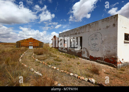 Mal dibujado cara / Retrato del Che Guevara en la pared del edificio abandonado en el altiplano, Patacamaya, departamento de La Paz, Bolivia Foto de stock