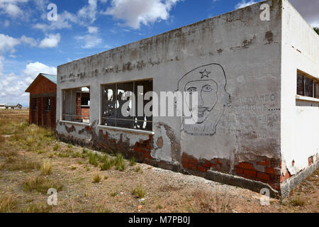 Mal dibujado cara / Retrato del Che Guevara en la pared del edificio abandonado, Patacamaya, departamento de La Paz, Bolivia Foto de stock