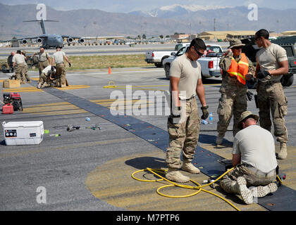 Pilotos de la Fuerza Aérea de los EE.UU con la 455Expedicionaria escuadrón de ingenieros civiles, esmerilar los pernos en un polly flightline pad en el aeródromo de Bagram, Afganistán, 5 de junio, 2014. Pulir los tornillos es necesaria para evitar que los aviones de reventar los neumáticos cuando se ejecuta a través de la almohadilla de Polly. (Ee.Uu. Foto de la fuerza aérea por el Sargento. Evelyn Chávez/liberado) 455a ala expedicionaria aérea aeródromo de Bagram, Afganistán
