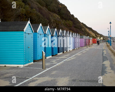 Bournemouth multicolor de cabañas de playa a principios de la primavera de 2018 Foto de stock