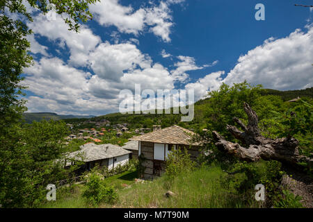 Pintoresca vista elevada a Leshten, Bulgaria Foto de stock