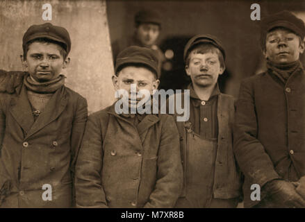 Cuatro jóvenes muchachos rompedora, Rompedor #9, longitud media retrato, Pittston, Pennsylvania, EE.UU., Lewis Hine para el Comité Nacional de Trabajo Infantil, enero de 1911 Foto de stock