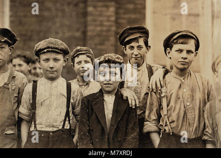 Grupo de jóvenes muchachos, desprendedores Half-Length retrato, Bibb mill n° 1, en Macon, Georgia, EE.UU., Lewis Hine para el Comité Nacional de Trabajo Infantil, enero de 1909 Foto de stock
