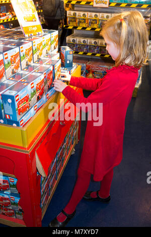 7 / 8 año joven, de edades comprendidas entre los 7 / 8 años / niño / Niños  / Niños / niño mirando a los juguetes Lego / cajas / caja. Tienda de  juguetes de Londres. Regent Street, REINO UNIDO Fotografía de stock - Alamy