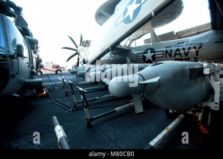 Northrop Grumman E-2 Hawkeye y MH-60 Seahawk tierras en USS Carl Vinson Foto de stock