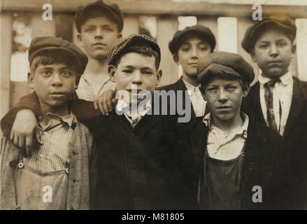 Grupo de muchachos Drop-Wire Half-Length y barredoras, Retrato, Molino de granito, Lewis Hine #2 para el Comité Nacional de Trabajo Infantil, Fall River, Massachusetts, EE.UU., Junio de 1916 Foto de stock