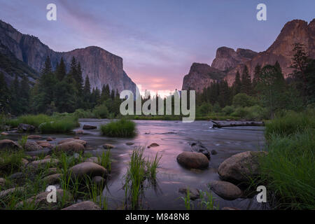 Valle de Yosemite y el río Merced al atardecer, el Parque Nacional Yosemite, California, USA. La primavera (junio) de 2015.