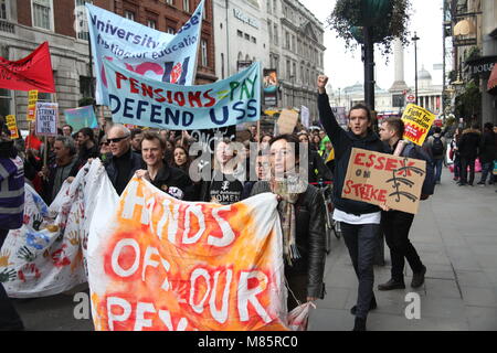 Banners y los manifestantes en la marcha por las pensiones y sueldos, Whitehall, Londres Foto de stock