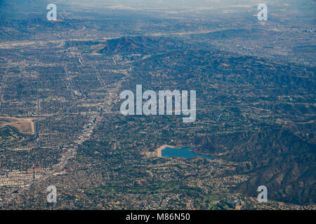 Vista aérea de Encino, Depósito de Van Nuys, Sherman Oaks, North Hollywood Studio City en avión, el condado de Los Angeles Foto de stock