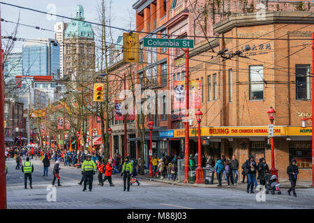 VANCOUVER, Canadá - 18 de febrero de 2018: Chinatown en el desfile del Año Nuevo Chino en Vancouver. Foto de stock