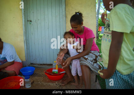 Mamá y los niños preparando la comida para la cena, Rakiraki, Fiji.