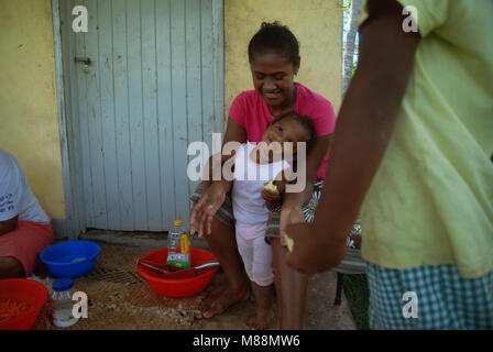 Mamá y los niños preparando la comida para la cena, Rakiraki, Fiji.