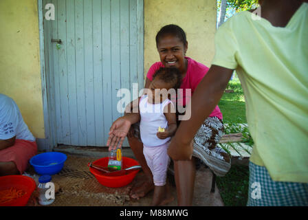Mamá y los niños preparando la comida para la cena, Rakiraki, Fiji.