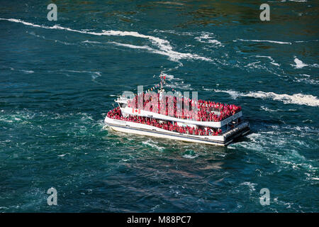 Enfoques barco turístico Horseshoe Falls, Niagara Falls, Ontario, Canadá Foto de stock