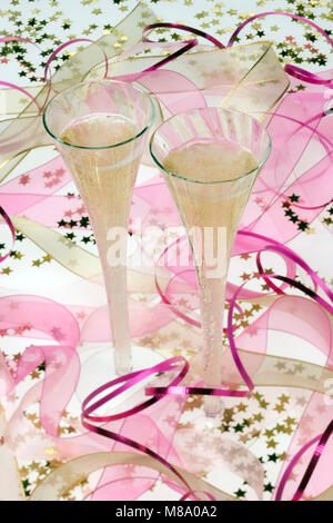 Decorado celebración bodegón con copas de champaña Foto de stock