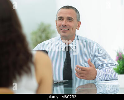Consultor de negocios sentada en su escritorio y consultar con su cliente