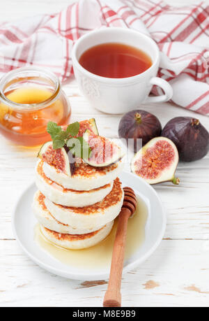 Quesos caseros panqueques con miel y bayas frescas figs. Syrniki. Sabroso y saludable desayuno tradicional. Enfoque selectivo Foto de stock
