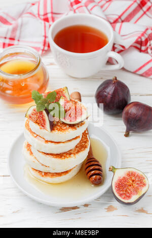 Quesos caseros panqueques con miel y bayas frescas figs. Syrniki. Sabroso y saludable desayuno tradicional. Enfoque selectivo Foto de stock