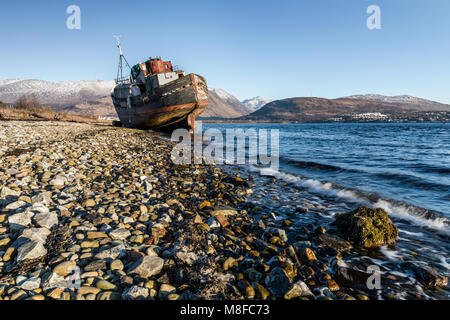 Un viejo barco de pesca abandonados en la orilla del Loch Linnhe, Corpach, nr Fort William, Highlands escocesas Foto de stock