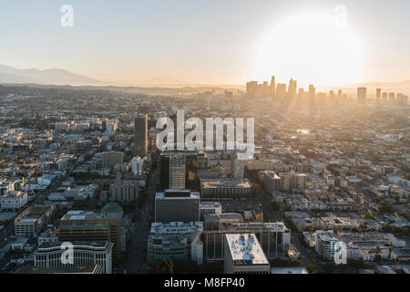 Los Angeles, California, EE.UU. - 20 de febrero de 2018: mañana temprano vista aérea de torres, edificios y calles a lo largo de Wilshire Bl y el centro de Los Ángeles.