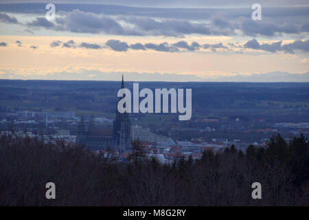 Imagen panorámica sobre Ulm incluye la catedral y los alpes Foto de stock