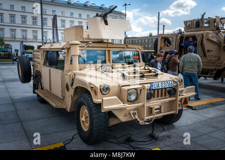 Varsovia, Polonia - Mayo 08, 2015: Humvee HMMWV M1165 ampliará la capacidad del vehículo de propósito general. 70º aniversario del fin de la II Guerra Mundial, público celebrati