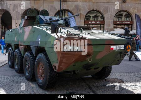 Rosomak (Wolverine) Vehículo de combate de infantería. 70º aniversario del final de la Segunda Guerra Mundial. Varsovia, Polonia - Mayo 08, 2015