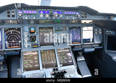 Muestra en la cabina, la cabina, panel, interruptor de puerta de seguridad, radar, transpondedor, Puerta mira, control autopilot, Lufthansa, Airbus A380-800 Foto de stock