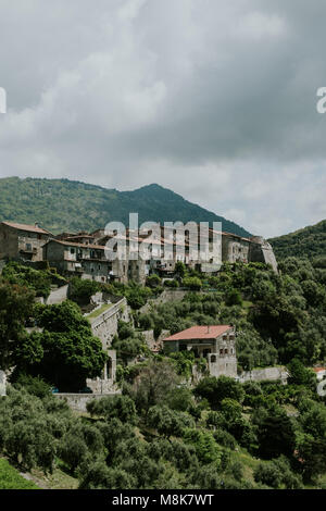 Vista sobre las colinas de la localidad de Sermoneta en Italia Foto de stock
