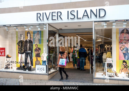 La isla fluvial en la tienda de ropa de calle Peascod en Windsor, Reino Unido. River Island es un almacén de la cadena con tiendas en todo el país.