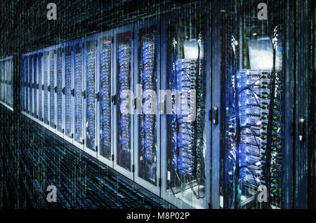 Armarios de red con el servidor de racks en un centro de datos con la matriz. Uso | en todo el mundo