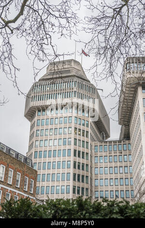 El edificio de hormigón de la sección de la Fiscalía de la corona del gobierno británico del servicio civil del Ministerio de Justicia en un frío día de primavera en Londres, E Foto de stock