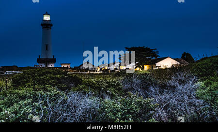 Noche en el Pigeon Point albergue juvenil en el norte de California con faro y edificios iluminados Foto de stock