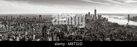 Vista panorámica aérea de Manhattan en blanco y negro. La Ciudad de Nueva York