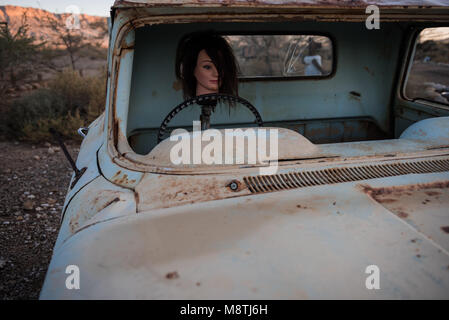 EE.UU., Massachusetts, Cape Ann, Gloucester. Coche antiguo, coche antiguo  con muñeco de kewpie en el salpicadero Fotografía de stock - Alamy