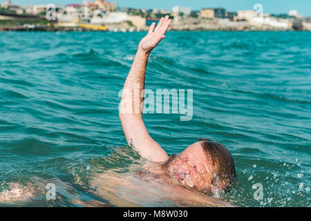 El hundimiento de un persona, la salvación de un hombre ahogándose Foto de stock