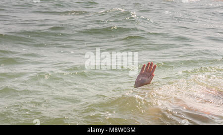 El hundimiento de un persona, la salvación de un hombre ahogándose Foto de stock