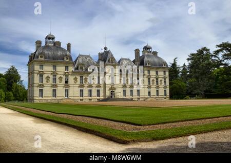 Cheverny, Valle del Loira, Francia. 26 de junio de 2017 a las 12:00. Vista de tres cuartos a la izquierda de la fachada, presentan algunos turistas, azul cielo con