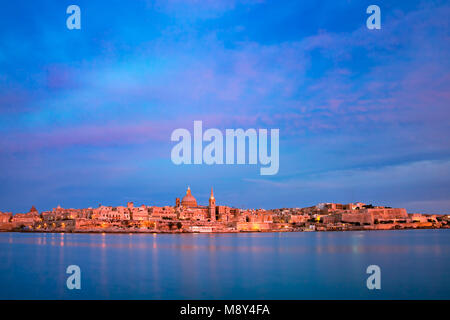 Valletta Skyline al atardecer de Sliema, Malta Foto de stock