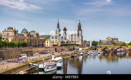Augusto Puente (Augustusbrucke) y la Catedral de la Santísima Trinidad (Hofkirche) sobre el río Elba en Dresden, Alemania, en el Estado federado de Sajonia.
