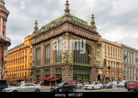 Rusia, San Petersburgo - 18 de agosto de 2017:Tienda de comerciantes tienda Eliseevsky Eliseevyh (edificio) en Nevsky Prospect en verano día soleado