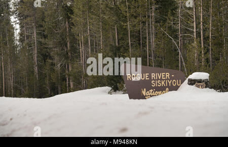 La nieve fresca cubriendo la frontera signo marcador entrando Rogue River-Siskiyou National Forest Oregon