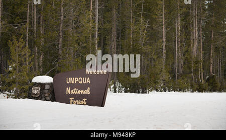 La nieve fresca cubriendo la frontera signo marcador entrando Umpqua National Forest Oregon