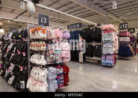 La ropa a la venta en la sección de George un supermercado Asda Fotografía  de stock - Alamy