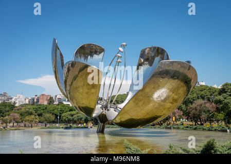La escultura Floralis Genérica en la Plaza Naciones Unidas, Recoleta, Buenos Aires, Argentina Foto de stock